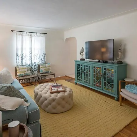 Northeast St. Petersburg Cottage By Techtravel